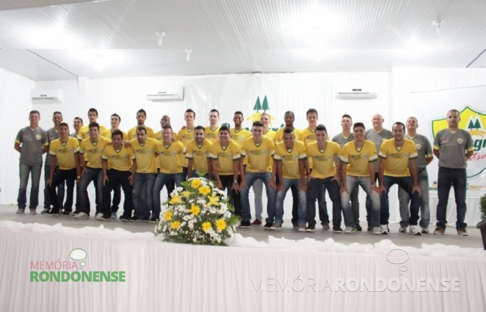 Comissão técnica e jogadores da Copagril Futsal para a disputa da temporada 2016. 
Imagem: Imprensa Copagril - FOTO 11-
