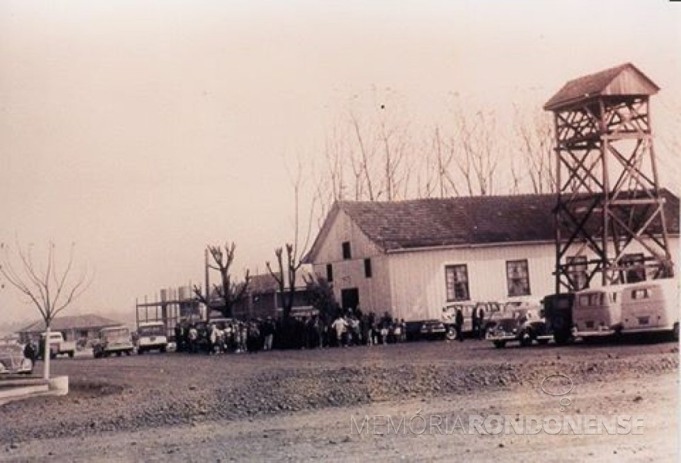 Vista da primeira igreja, em madeira, da Comunidade Evangélica Martin Luther, na década de 1960. 
À esquerda, vê-se em construção o atual templo da comunidade. 
Imagem: Acervo Memória Rondonense - FOTO 4 - 