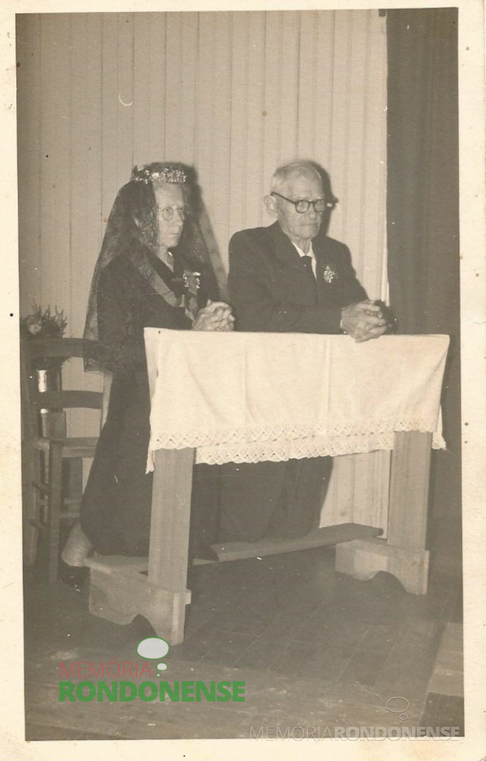 O casal pioneiro Fridalina (nascida Wirzius)  e Edmundo Zarth durante o ato religioso na primeira igreja da Paróquia Sagrado Coração de Jesus,  no dia da celebração de suas 