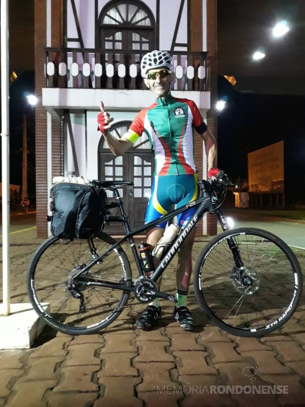 Empresário e ciclista Paul Lirio Berwig começando a sua viagem no portal de acesso à cidade de Marechal Cândido Rondon com destino a cidade de Jaraguá do Sul, em janeiro de 2019. 
Imagem: Acervo Associação Rondonense de Ciclismo (ARC) - FOTO 14 -
