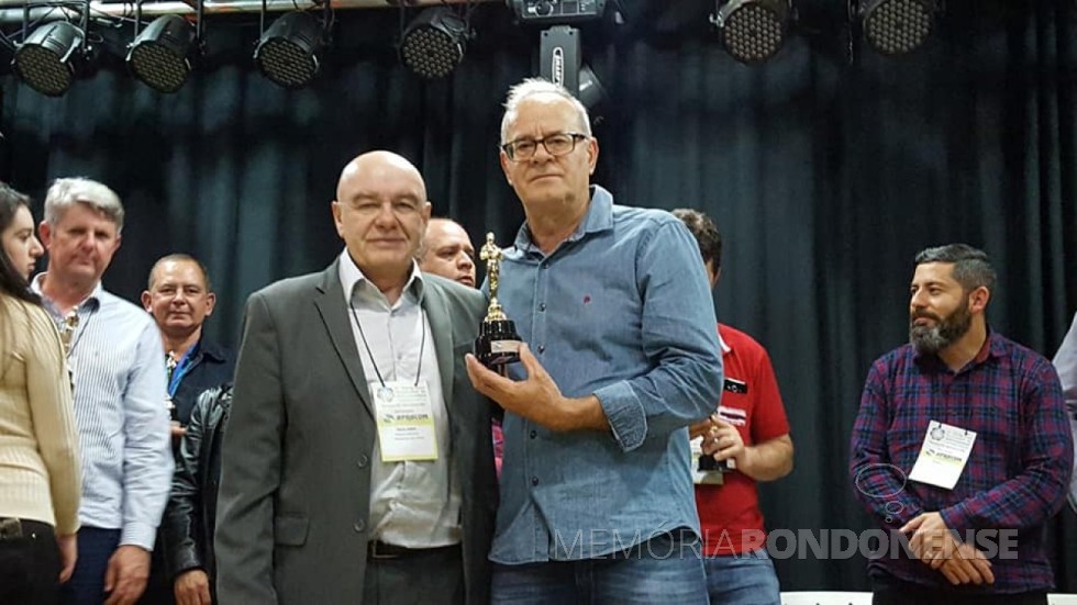 Afonso Francener, da Rádio Tropical FM, recebendo o prêmio de Luiz Dzulinski,  Presidente da Associação das Rádios Comunitárias do estado do Paraná (APRACOM). 
Imagem: Acervo PM- Quatro Pontes - FOTO 12 - 