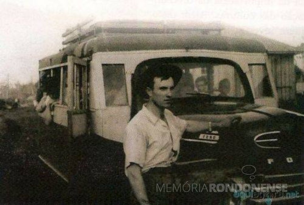 Alli Alberto Weimann com seu ônibus - o primeiro a fazer o transporte de passageiros entre a então vila de General Rondon e a cidade de Toledo. 
Foto: Acervo Memória Rondonense - FOTO 1 - 