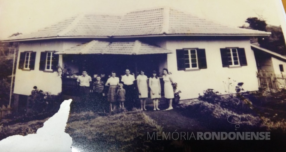 O casal Leonel e Herta Sander com os filhos em frente a sua residência, em fotografia de 1965. 
Imagem: Acervo Remi e Lídia Agnes . - FOTO 6 - 
