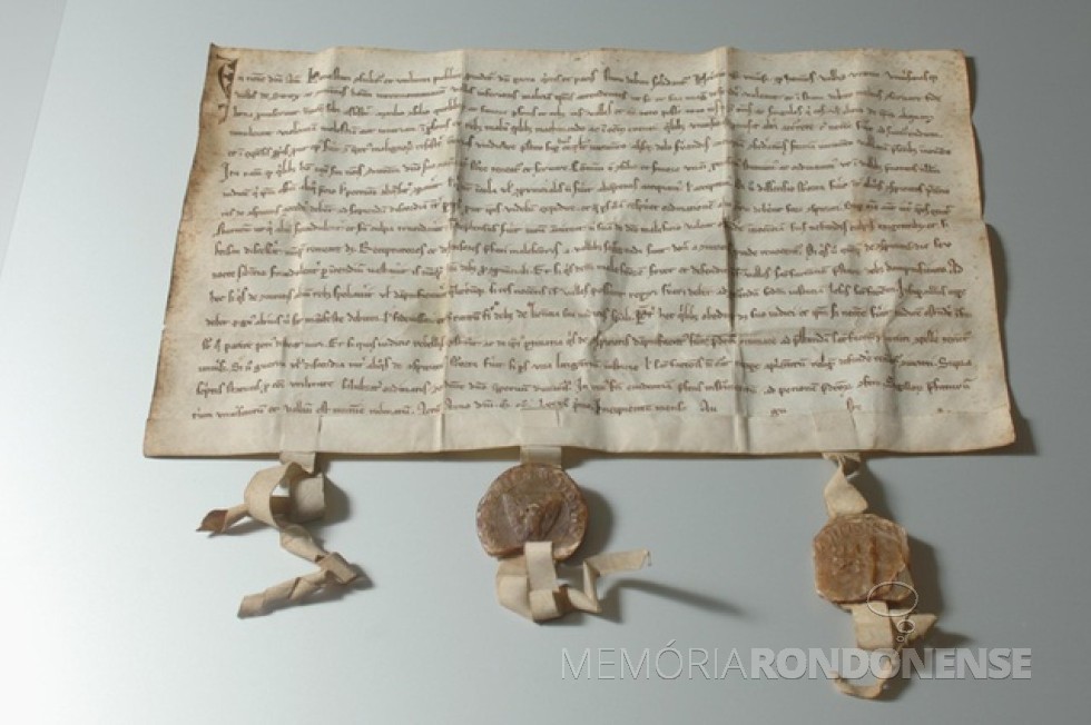 A Carta Federal de 1291, um pergamento de 32 x 20 centímetros considerado oficialmente como ato fundador da Confederação Helvética.
(RDB).
Imagem: Acervo Museu da Carta Federal na Suiça. - FOTO 1 - 