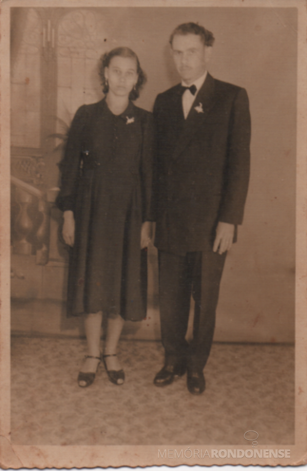 Noivos Nelda Weber e Harry Heimedinger que se casaram em maio de 1954. 
A noiva está de vestido azul e sem véu, por ter engravidado antes do casamento, ela não pode usar um vestido branco e nem véu grinalda. 
Era a regra na época. 
Imagem: Acervo pessoal - FOTO 2 -