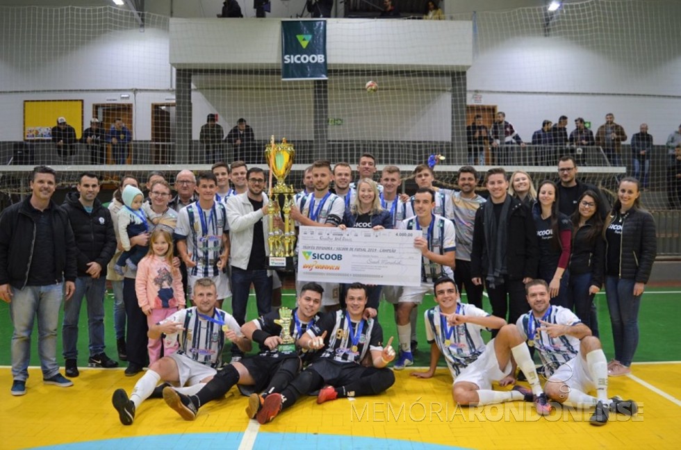 Atletas, dirigentes, autoridades e público  do Entre Rios Futsal comemorando a conquista do 43º Troféu Difusora. 
Imagem: Acervo Alcindo Schneiders - FOTO 11 - 