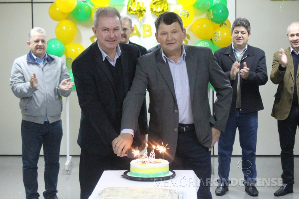 Corte do bolo comemorativo aos 48 anos da Copagril pelo diretor vice-presidente Elói Darci Podkowa (e) e diretor secretário Márcio Buss. 
Imagem: Acervo Comunicação Copagril - FOTO 16 - 
