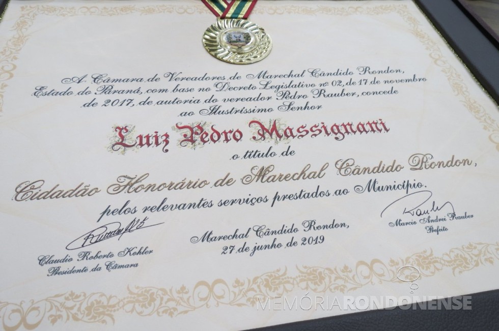 Diploma de outorga de título de cidadão honorário para Luiz Pedro Massignani. 
Imagem: Acervo da CM-MCR - Crédito: Cristiano Marlon Viteck - FOTO 12 - 

