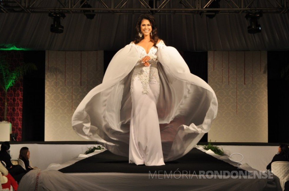 Candidata Camila Umeres de Oliveira desfilando em traje de gala durante o concurso Miss Marechal Cândido Rondon 2018. 
Imagem: Imprensa PM-MCR - FOTO 4 - 