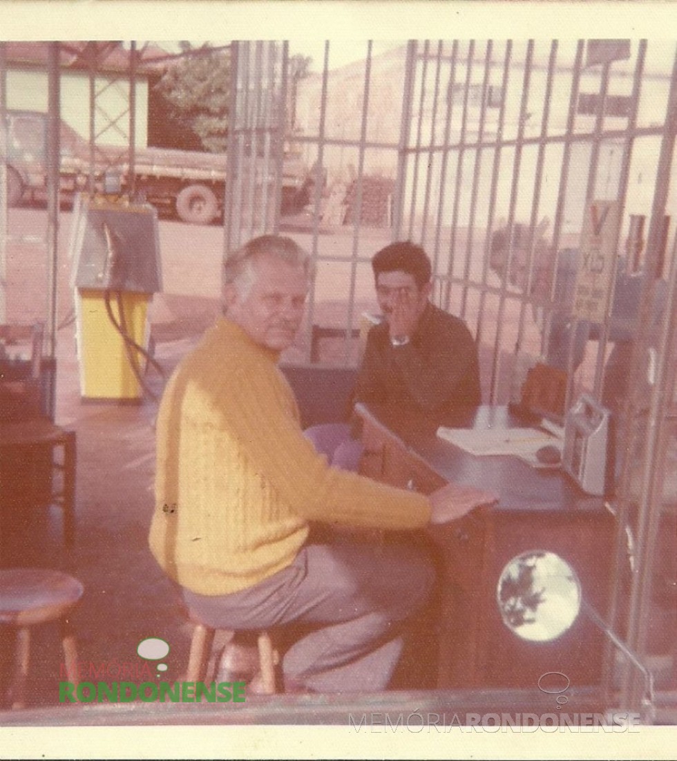 O pioneiro Waldir Winter (em memória) - de blusa amarela- no escritório do posto de combustível de sua propriedade - produtos Ipiranga, é hoje, O Posto de Combustíveis Panorama. 
Imagem: Acervo Mirta Steinmacher - FOTO 1 - 