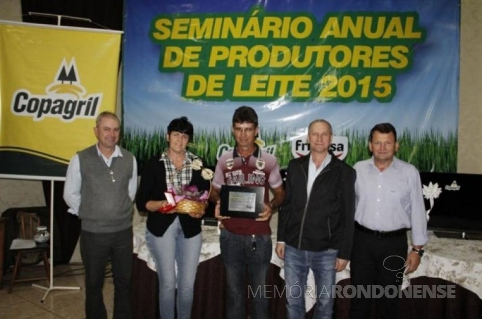 O produtor de leite João Pedro Fischer recebendo a premiação na categoria 