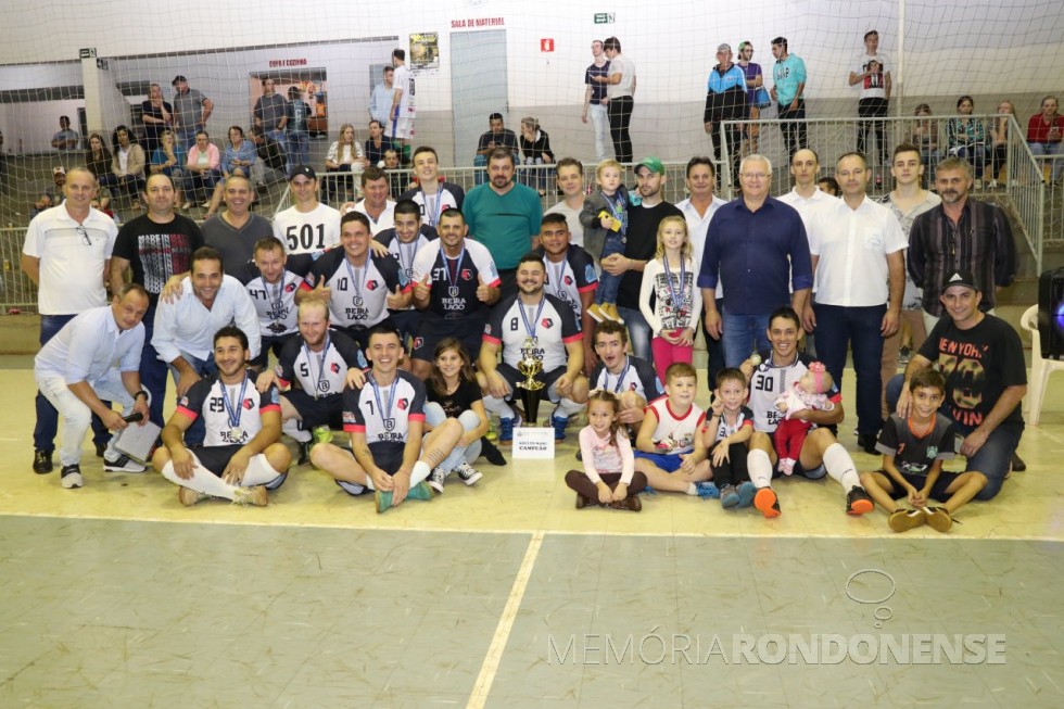 Equipe Beira Lago/Chico Pinturas/ Master Motos, time campeão na categoria adulto do Campeonato de Futsal 2019 de Pato Bragado. 
Imagem: Acervo Imprensa PM - Pato Bragado. 
Crédito: Marili Besso - FOTO 11 - 