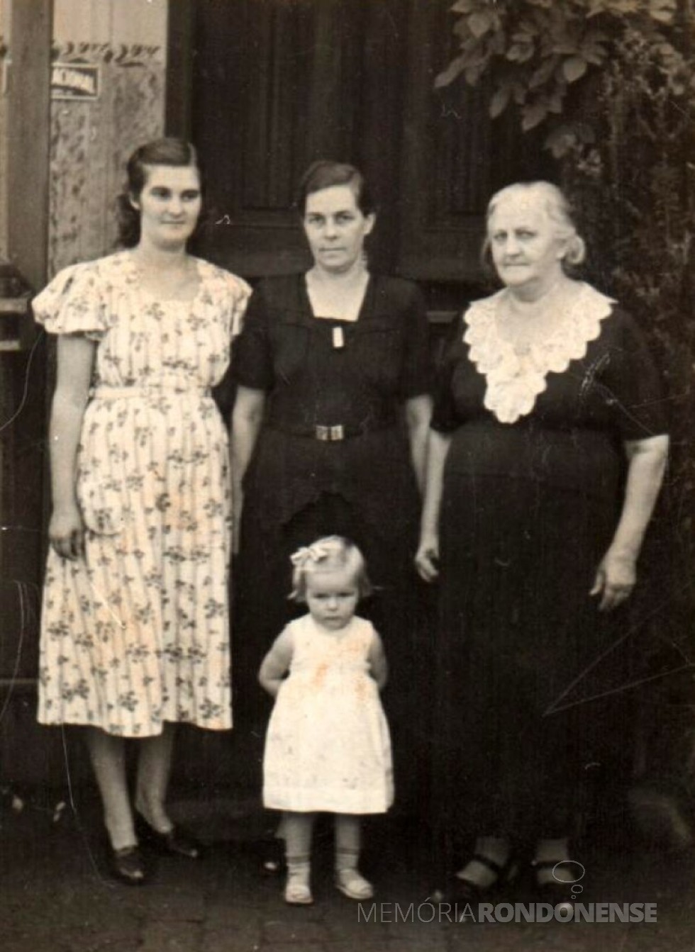 Helena Schmitz (ao centro), ladeada pela filha Úrsula Koniecziniak (esquerda) e pela mãe Tekla Koennen (a direita) e mais a neta Helena Koniecziniak. 
Imagem: Acervo Edith von Borstel - FOTO 6 - 