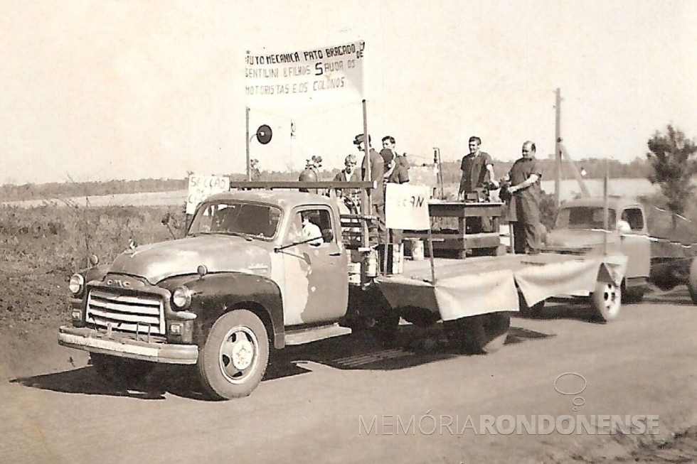 Desfile do carro alegórico da então Auto Mecânica Pato Bragado, de Francisco Gentilini e filhos. 
Imagem: Acervo Elemar (Zeca) 9 - 

