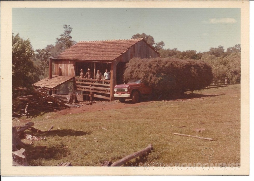 Alambique para extração de óleo de hortelã construído pelo pioneiro Edgar Weber, em suas terras no distrito de Bom Jardim, na década de 1970. 
Imagem: Acervo Nelsi Weber Fischer - Santa Clara do Sul, RS - FOTO 4 -  