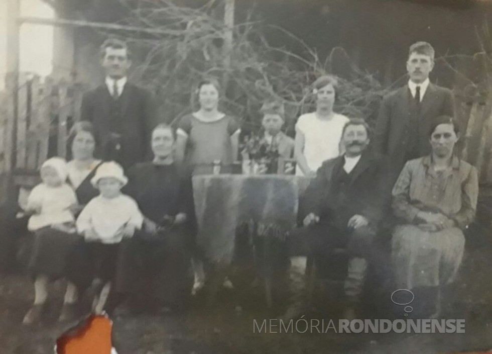 Casal Catarina e  Wilhehn Werz (imigrantes alemães)  com os filhos, em foto tirada em Panambi (RS).
A pioneira rondonense Carolina, é a segunda ao fundo, em pé, da esquerda à direita. 
Imagem: Acervo Lucas Ritscher - FOTO 2 - 
