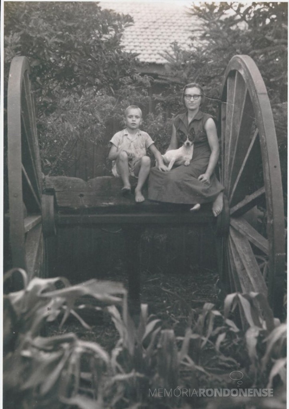 A pioneira rondonense Wanda Herzog com o filho Rui, em foto da década 1960, tirada pelo esposo David Herzog. 
Imagem: Acervo da Família - FOTO 7 - 
