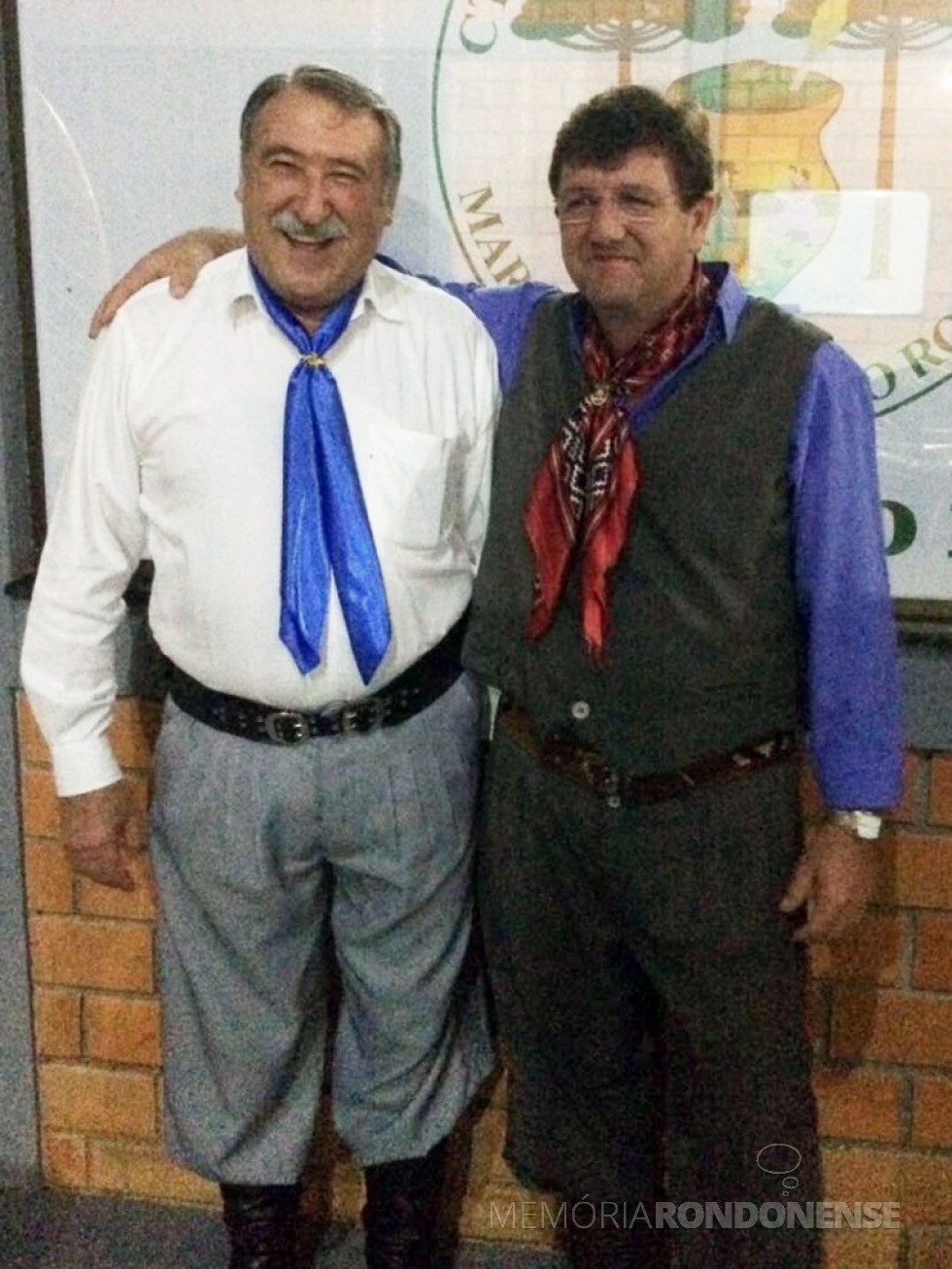 Professor Arno Figur (e) e empresário Ricardo Luft eleitos vice-presidente e presidente do CTG Tertúlia Paraná. 
Imagem: Acervo do GTG - FOTO 7 - 