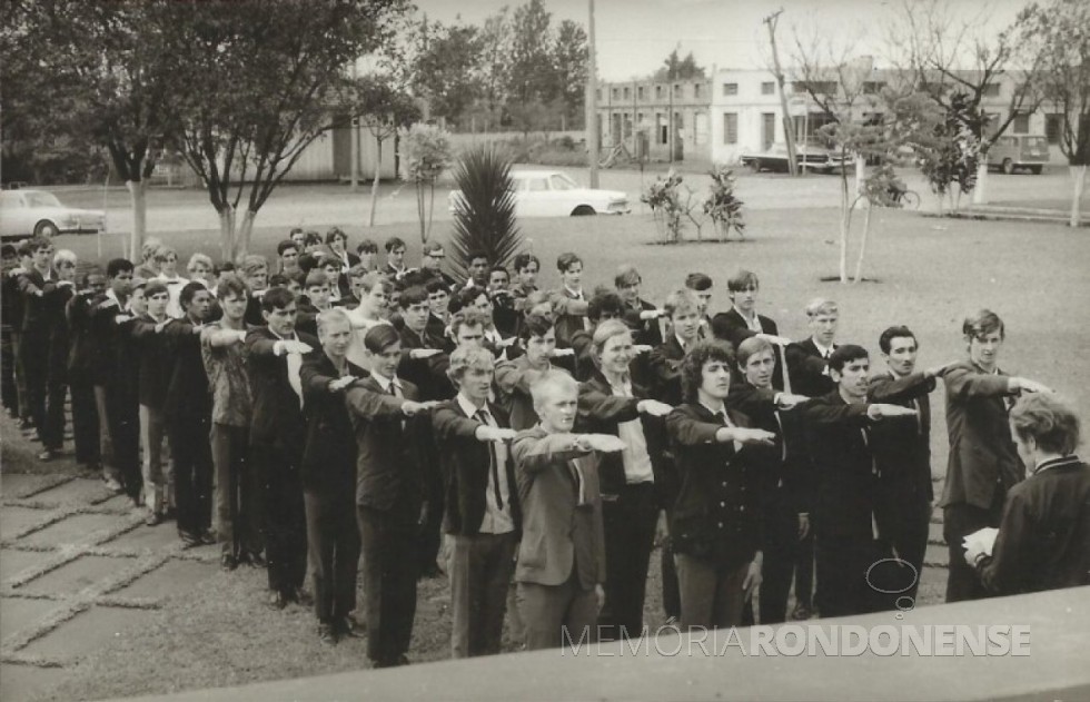 Jovens rondonenses sendo dispensados da prestação do serviço militar, em solenidade realizada na Praça Willy Barth, em agosto de 1972.
Imagem: Acervo Valdir Sackser - FOTO 7 - 