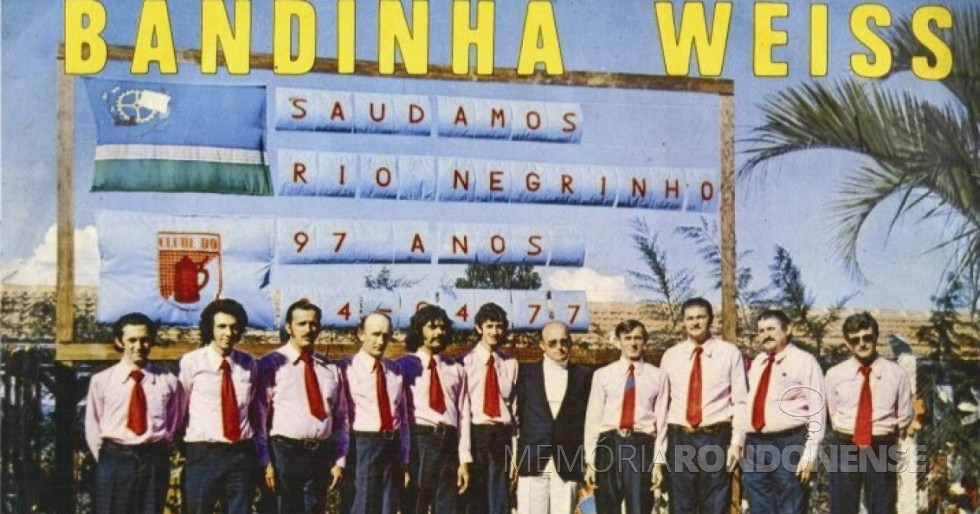 Bandinha Weiss da cidade de Rio Negrinho (SC) que se apresentou em Marechal Cândido Rondon, em meados de janeiro de 1977. 
Imagem: Acervo Memória Rondonense - FOTO 9 -