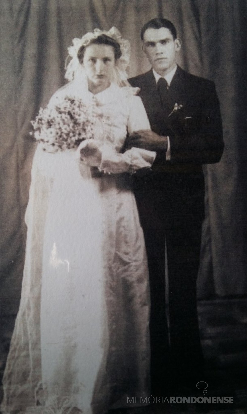 Casal Leonel Sander e Herta Müller no dia de seu casamento, em 30 de maio de 1942. 
Imagem: Acervo Remi e Lidia Agnes Glitz - FOTO 4 - 